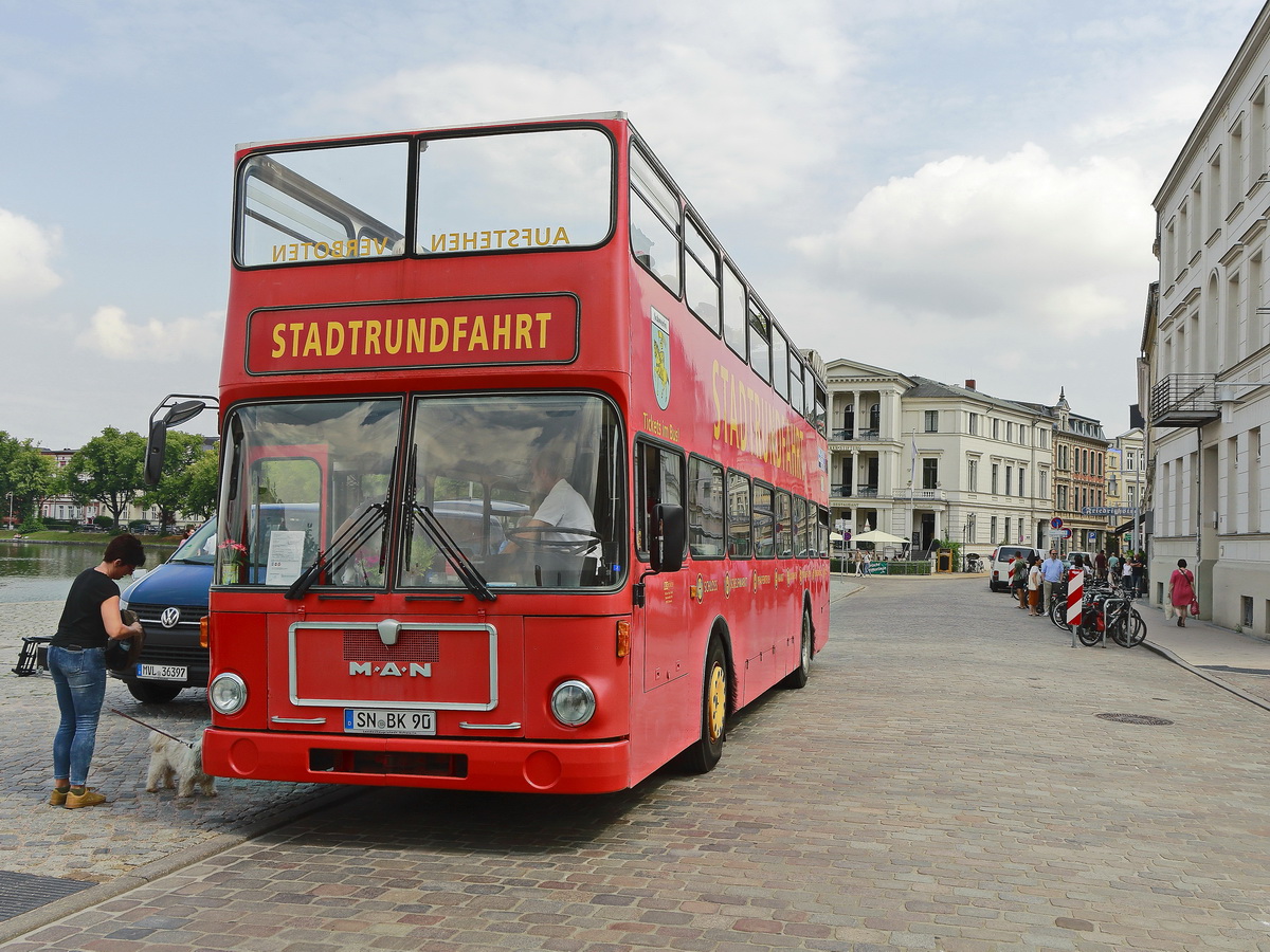 MAN SD 200 der Bus Kontor GmbH in Schwerin am Pfaffenteich am 02. August 2019 . 