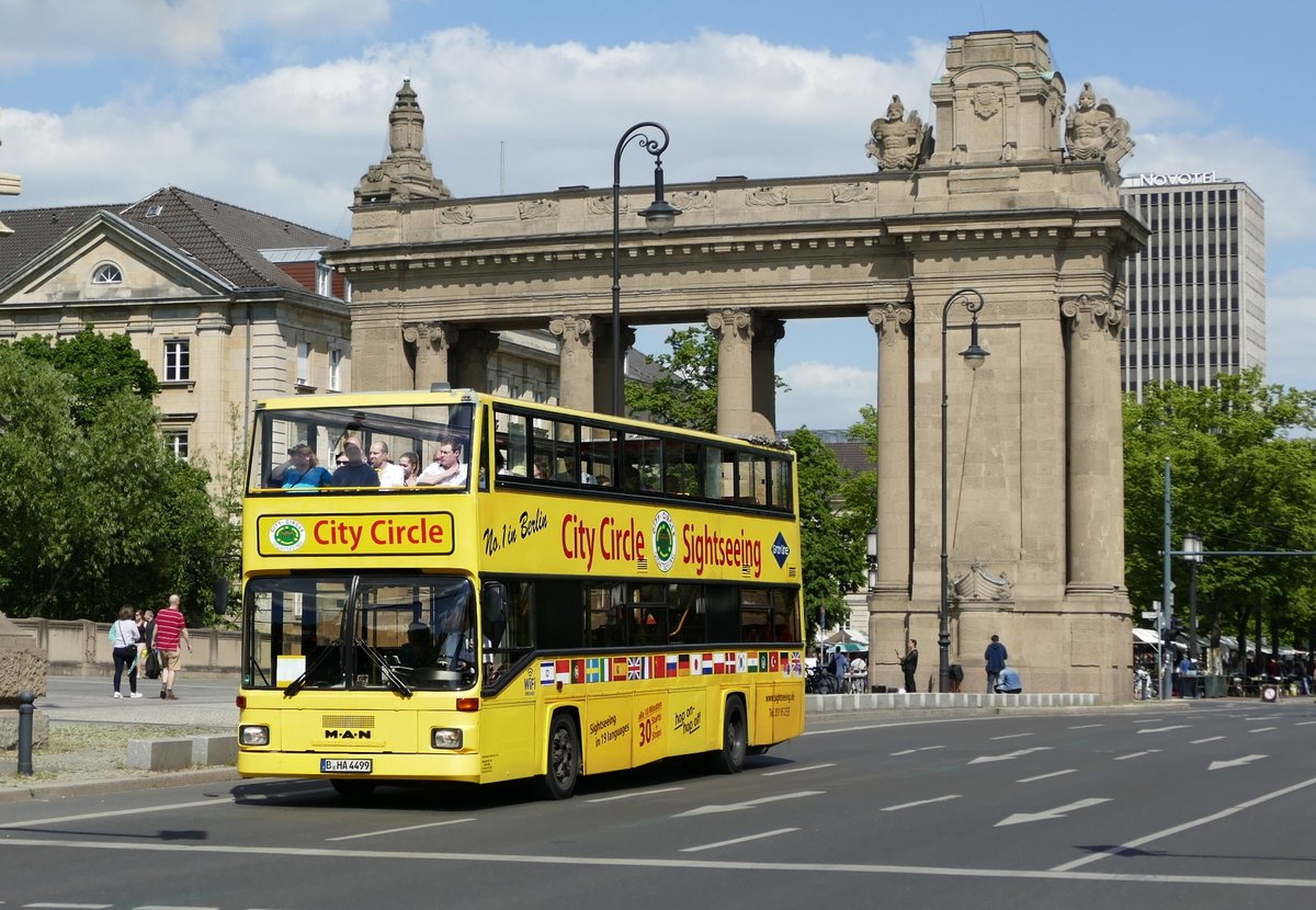 MAN SD 202 von Berlin City Circle Sightseeing am Charlottenburger Tor in Berlin /Straße des 17.juni, im Mai 2017.