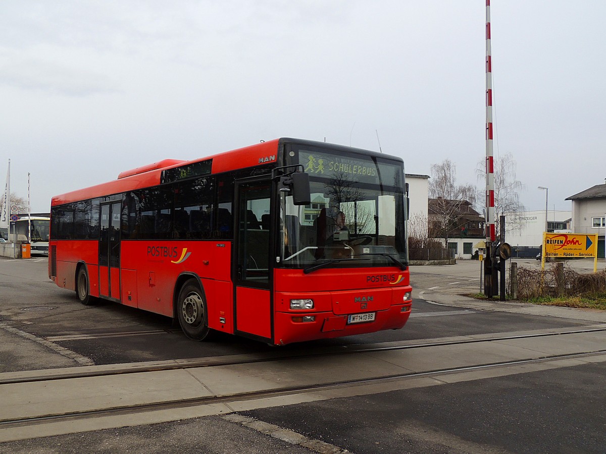 MAN-SÜ363, hat soeben als Schülerbus den Postbus-Stützpunkt Ried verlassen; 140117