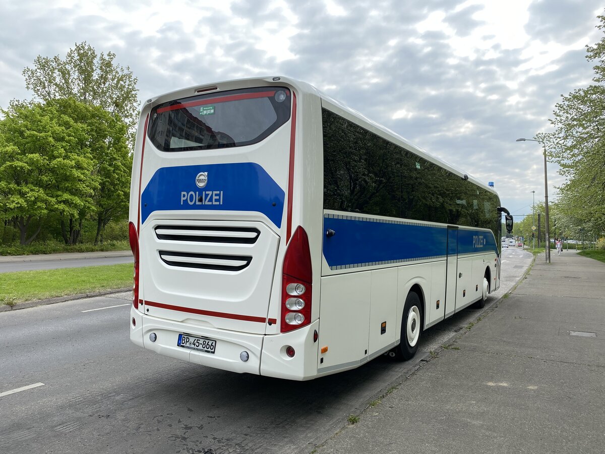 Mannschaftbus der Bundespolizei Berlin/BRB auf Volvo-Basis, Berlin Marzahn im Mai 2022.