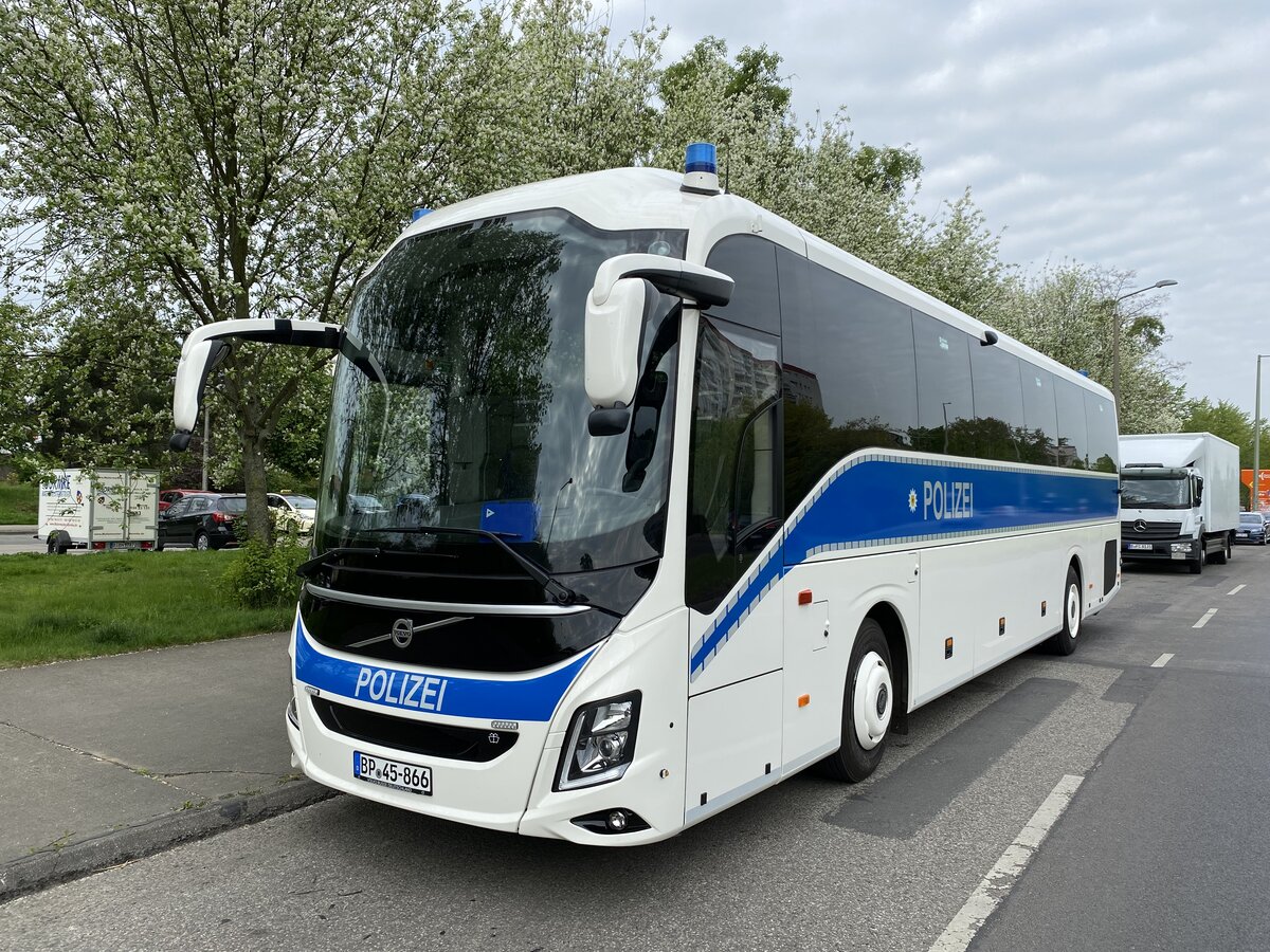 Mannschaftbus der Bundespolizei Berlin/BRB auf Volvo-Basis, Berlin Marzahn im Mai 2022.