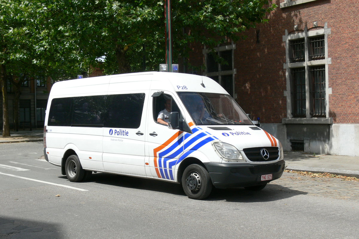Mannschaftswagen Mercedes-Benz Sprinter der Federal Polizei Belgien, aufgenommen 21.07.2009 am Luchtmachtlaan Etterbeek 
