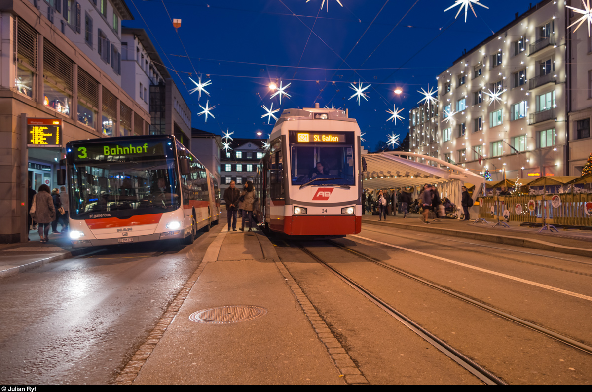 Marktplatz St. Gallen am Abend des 7. Dezembers 2015. Ein Bus der Linie 3 und ein Fahrzeug der Trogenerbahn stehen an der Haltestelle.