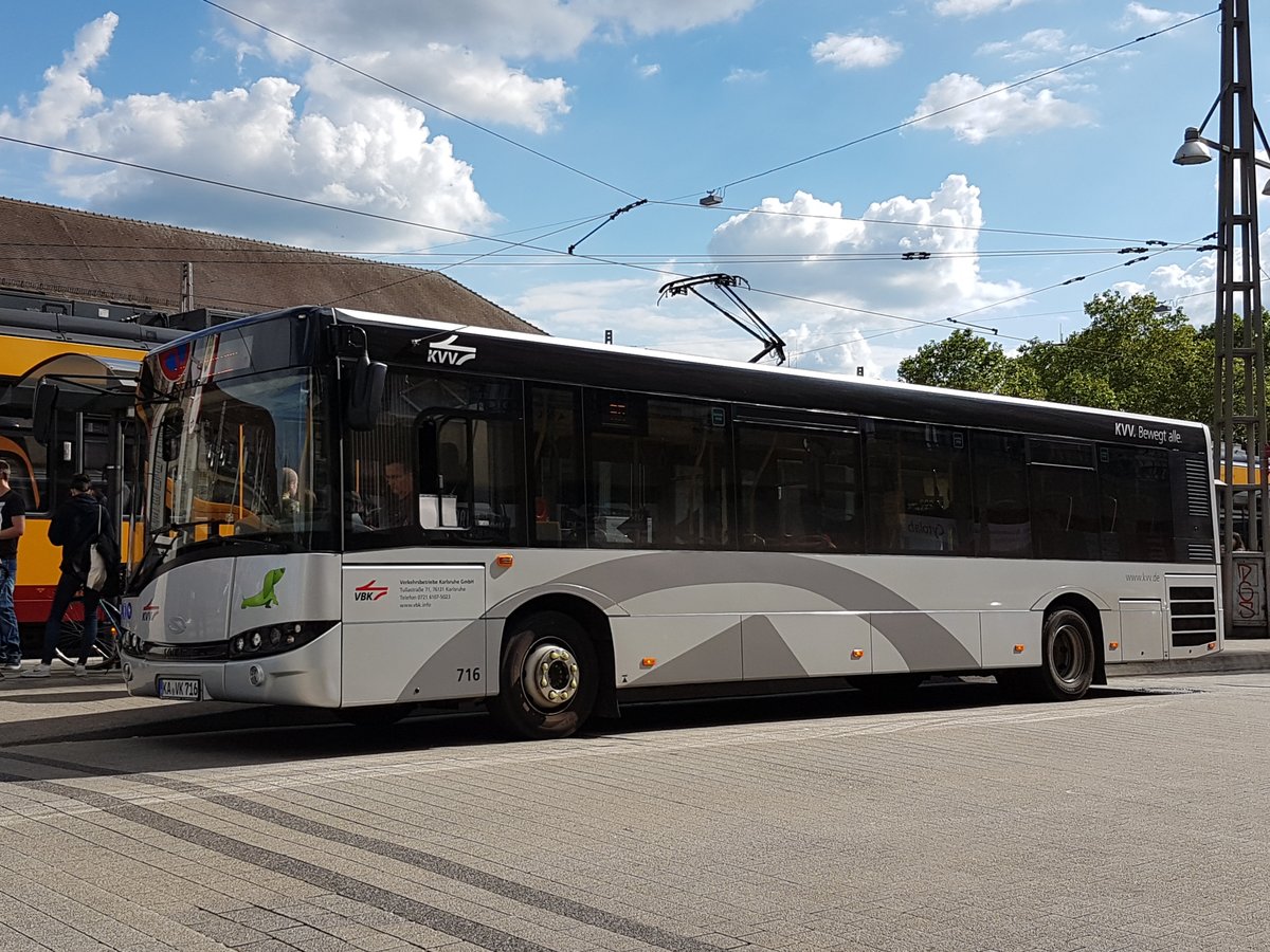 Massiv häufig ist der Einsatz von Solaris Urbino 10,5 Fahrzeugen auf der Buslinie 50. Der KA VK 716 ist einer von 9 Fahrzeugen die auf den Buslinien 50 und 51 dauerhaft im Einsatz sind. 
Die Fahrzeuge wurden 2015 von der VBK Karlsruhe beschafft um alte Mercedes Benz O405N zu ersetzen. Hier war der Bus auf der Buslinie 50 nach Oberreut über Bulach im Einsatz. Gesichtet am 31 Mai 2019 am Bahnhofsvorplatz in Karlsruhe.