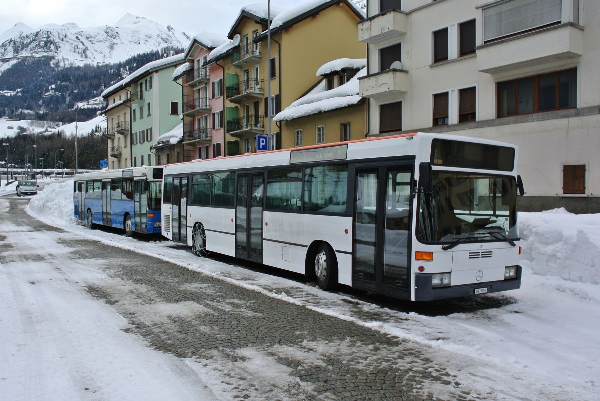 MB 405 N (ex. BSU Nr. 63) und MB 405 N (ex. Luzern) stehen mit Schneeketten abgestellt beim Bahnhof Airolo, 16.02.2015.