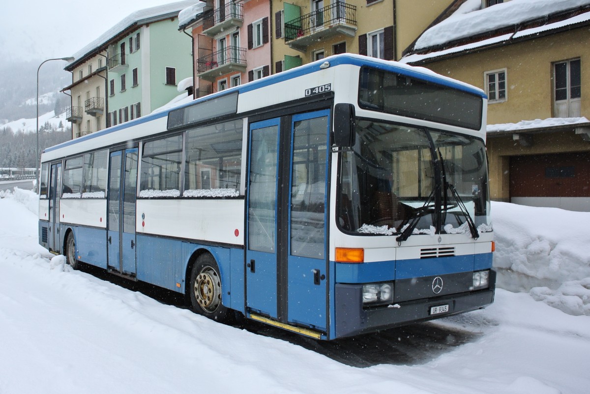 MB 405 *UR 9345* abgestellt beim Bahnhof Airolo, 30.01.2014.