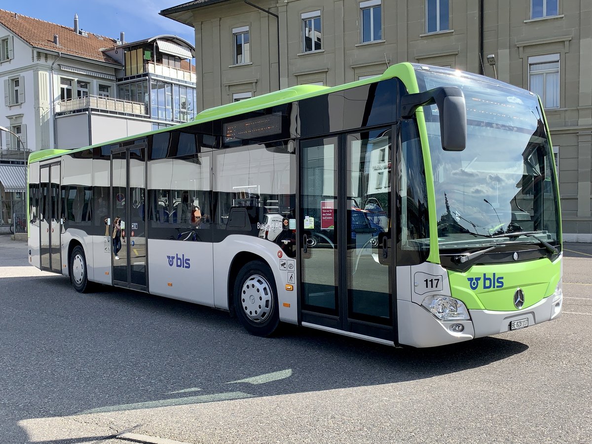 MB C2 117 der Busland AG am 25.3.21 bei der Ankunft beim Bahnhof Burgdorf.