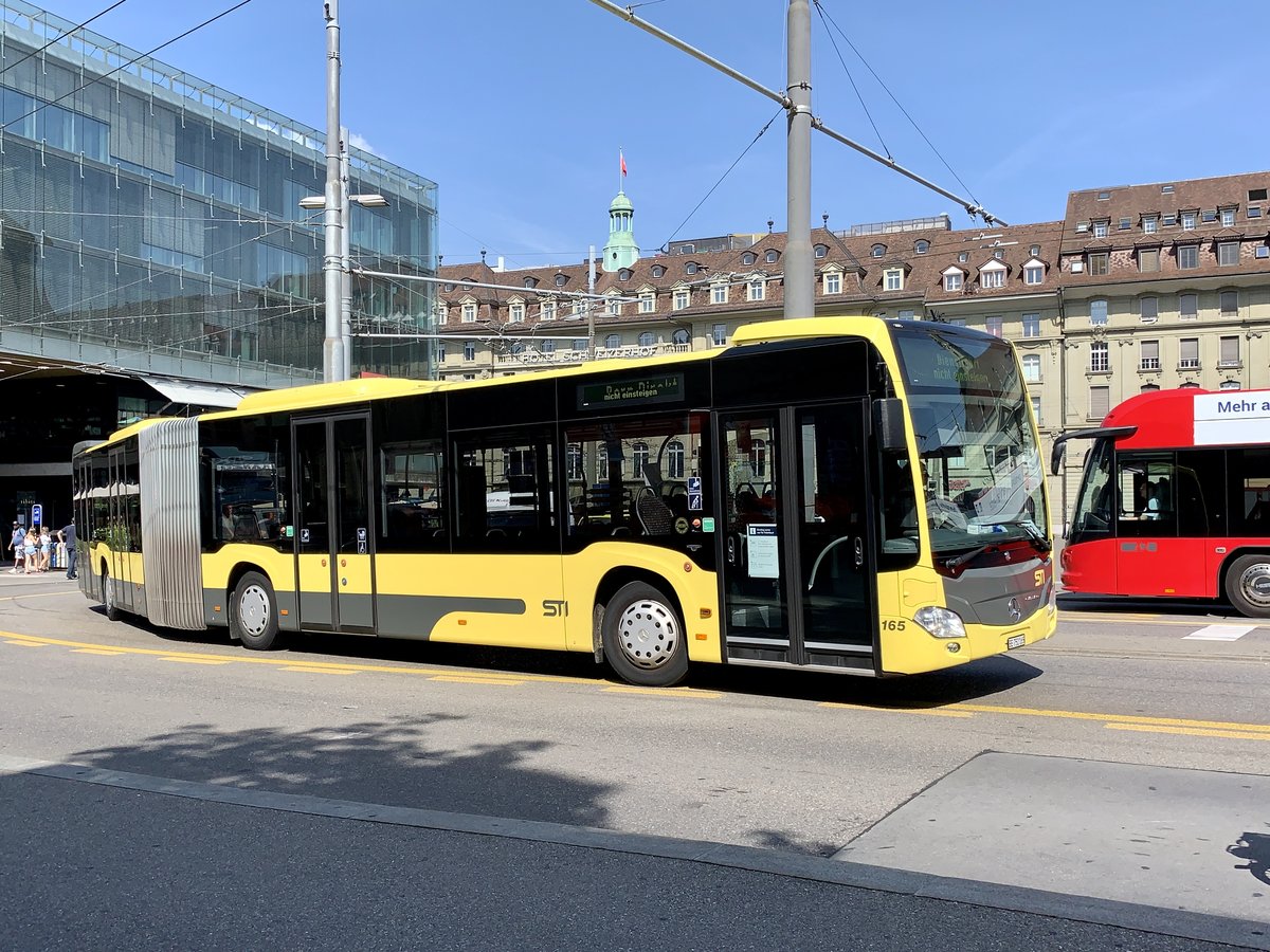 MB C2 G 165 der STI am 11.8.20 als Bahnersatz nach Fribourg beim Bahnhof Bern.