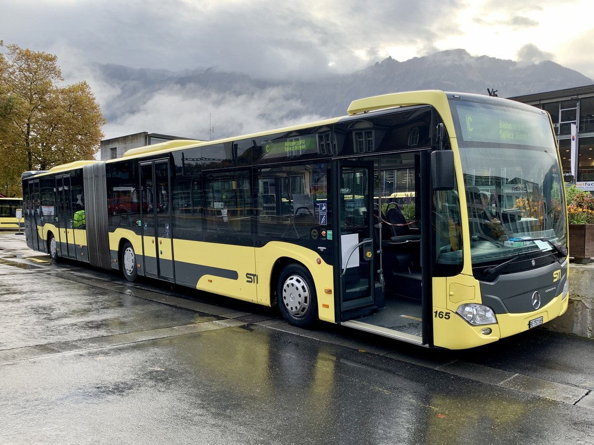 MB C2 G 165 der STI für den Bahnersatz nach Spiez direkt, wartet am 24.10.20 auf dem Bahnhofplatz Interlaken Ost.