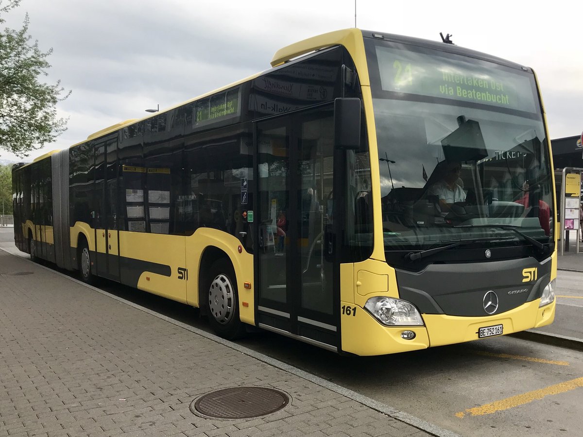 MB C2 Gelenkbus 161 am Bhf Thun am warten auf die Abfahrtszeit.