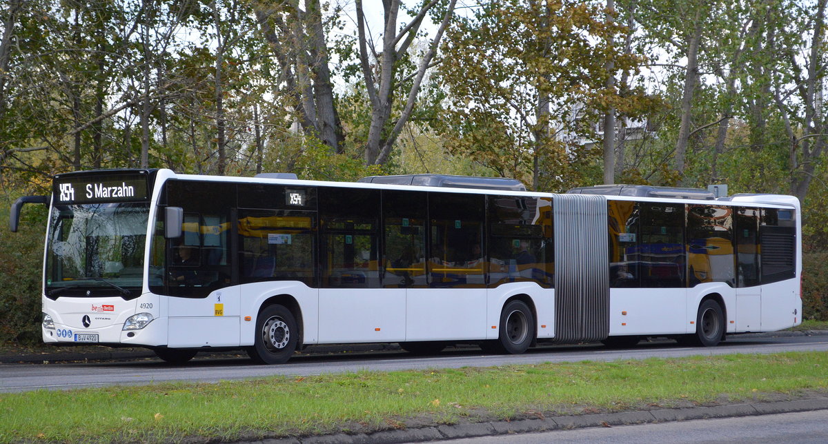 MB C2 GN18 (Leasingfahrzeug) der Berliner Verkehrsbetriebe (BVG Nr. 4920) auf der Linie X54 am 10.10.19 Berlin Marzahn. 	