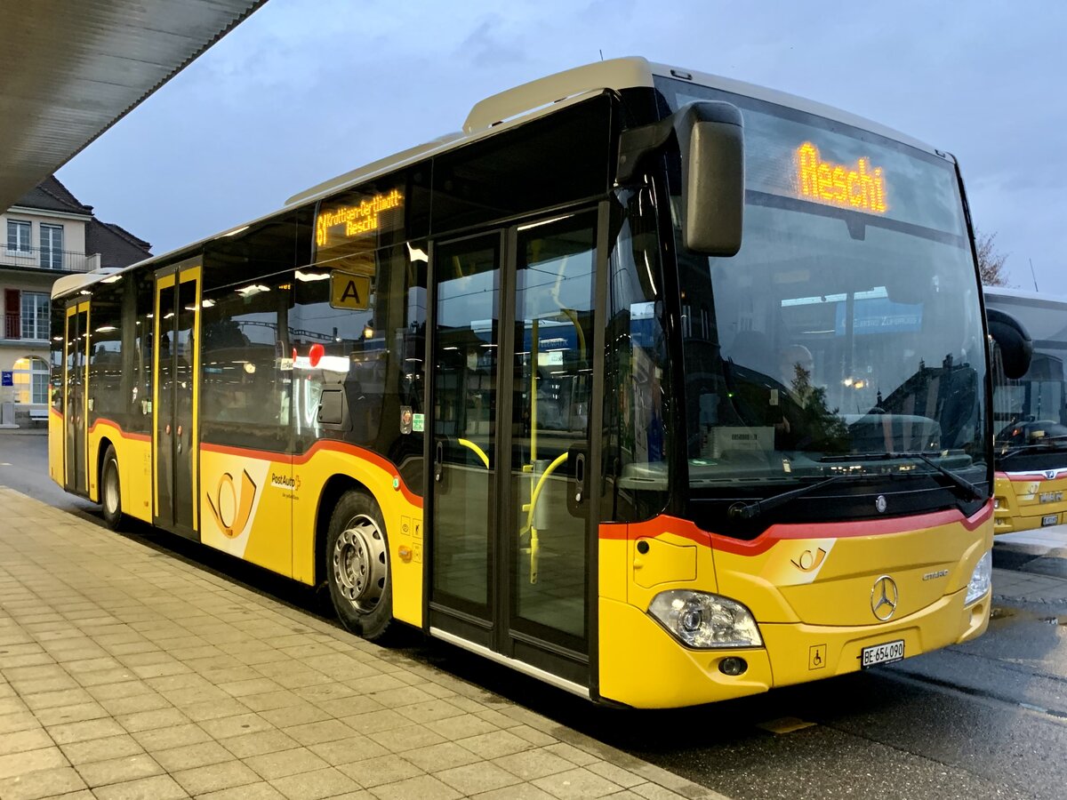 MB C2 hybrid '11402'  BE 654 090  der PostAuto Regie Aeschi am 13.11.21 beim Bahnhof Spiez.