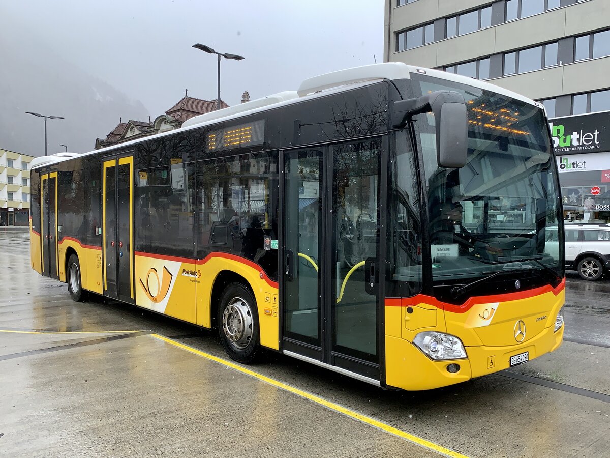 MB C2 hybrid '11402'  BE 654 090  der PostAuto Regie Aeschi am 17.1.23 beim Bahnhof Interlaken West.