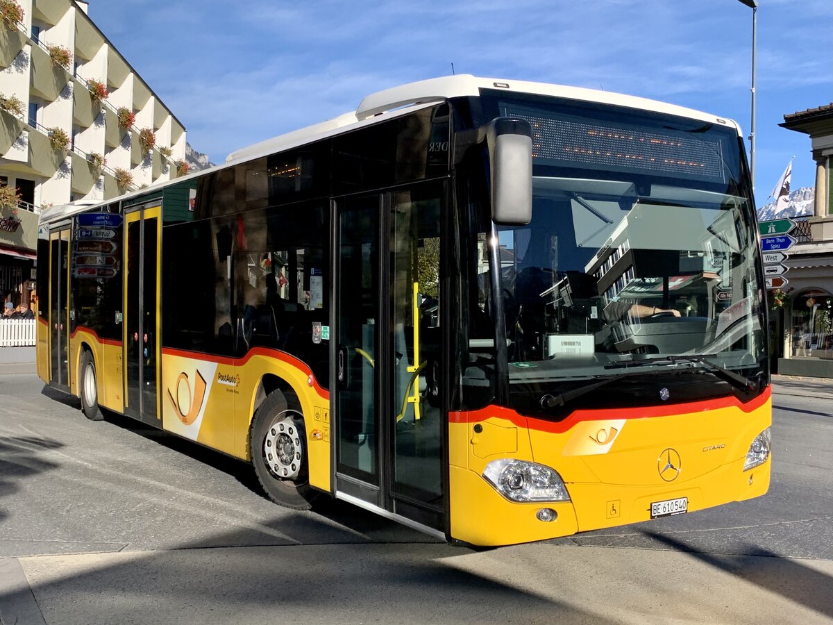 MB C2 hybrid '11404'  BE 610 540  der PostAuto Regie Interlaken am 7.11.21 bei der Ankunft beim Bahnhof Interlaken West.
