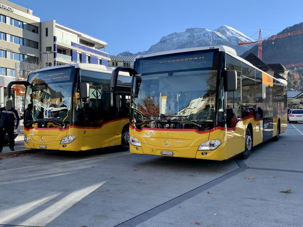 MB C2 hybrid '11426' und der C2 hybrid '11687' von PostAuto Regie Interlaken am 7.11.21 beim Bahnhof Interlaken West.