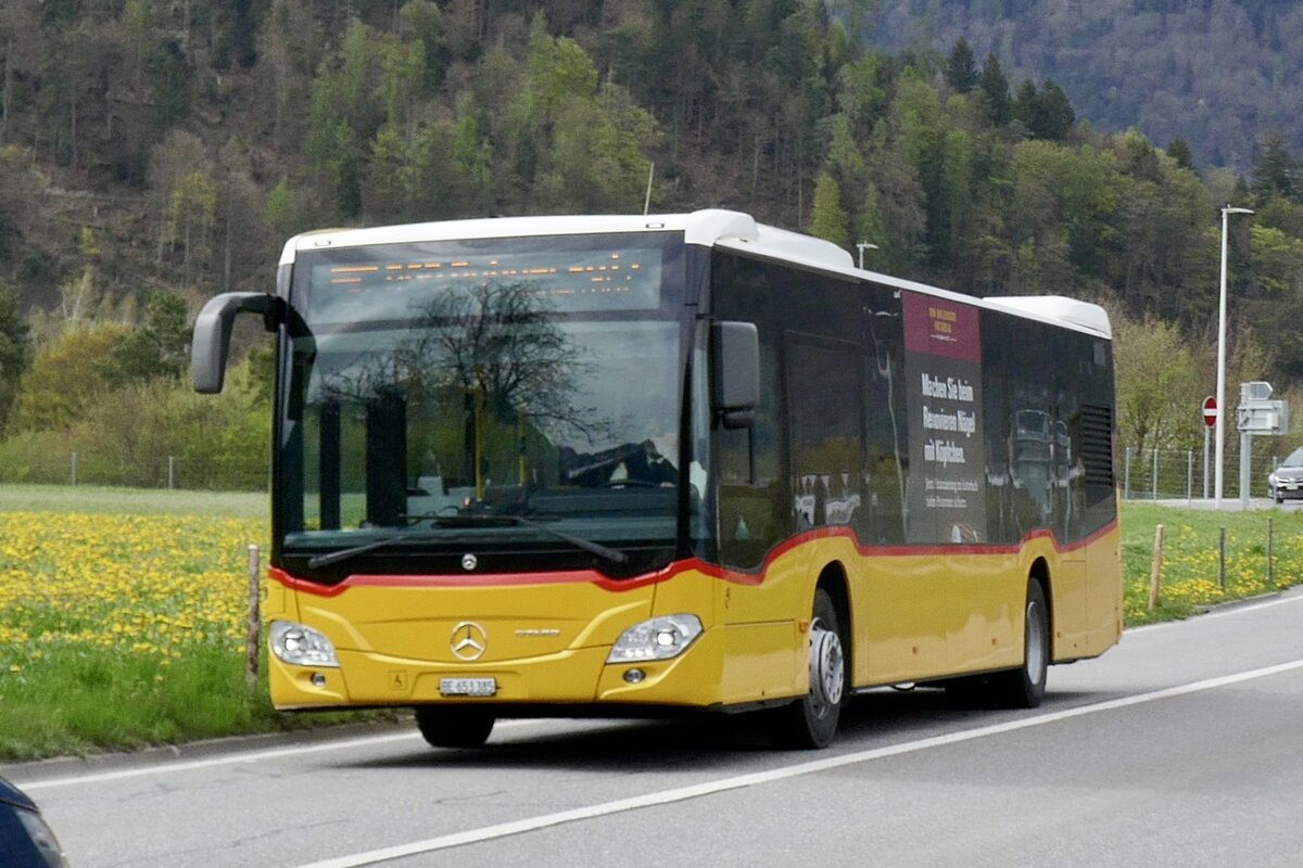 MB C2 hybrid '11683'  BE 653 385  der PostAuto Regie Aeschi als Bahnersatz nach Lauterbrunnen am 23.4.23 in Wilderswil.