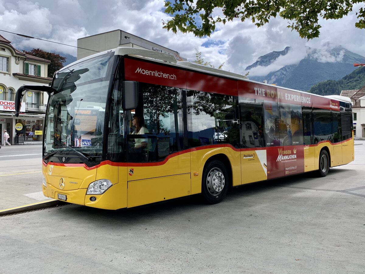 MB C2 hybrid '11685'  BE 610 541  von PostAuto Regie Interlaken, mit neuer Seitenwerbung für Wengen / Männlichen, übernommen vom Vorgänger Bild-ID: 184520 am 23.8.21 beim Bahnhof Interlaken West.