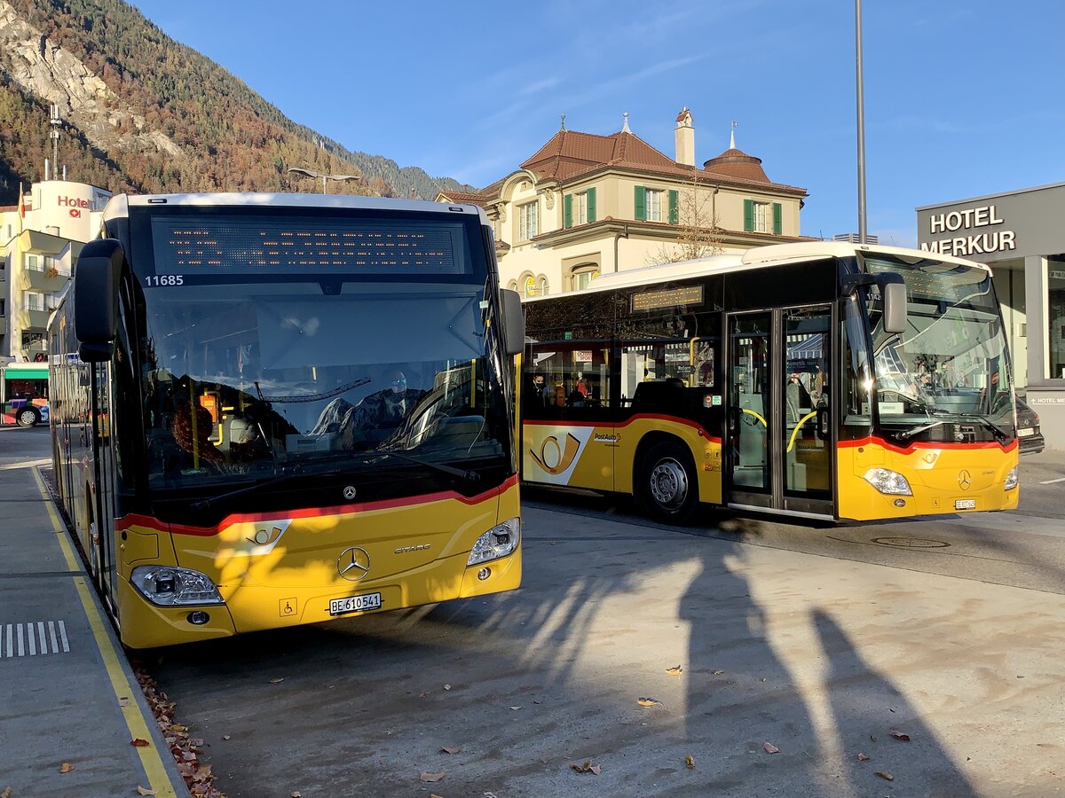 MB C2 hybrid '11685' und C2 hybrid '11426' treffen sich am 7.11.21 beim Bahnhof Interlaken West.