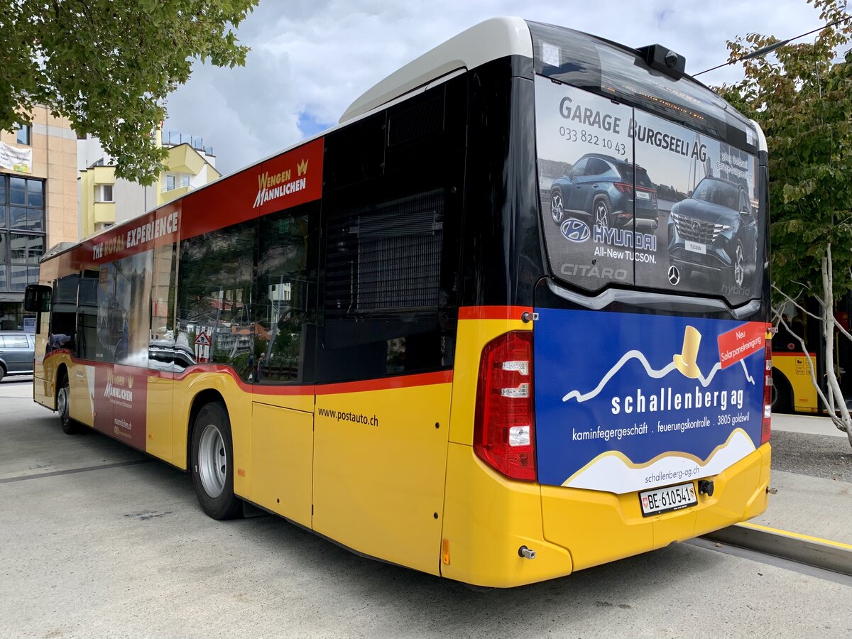 MB C2 hybrid '11685' von PostAuto Regie Interlaken mit neuer Heckwerbung für Garage Burgseeli und schallenberg ag am 23.8.21 beim Bahnhof Interlaken West.