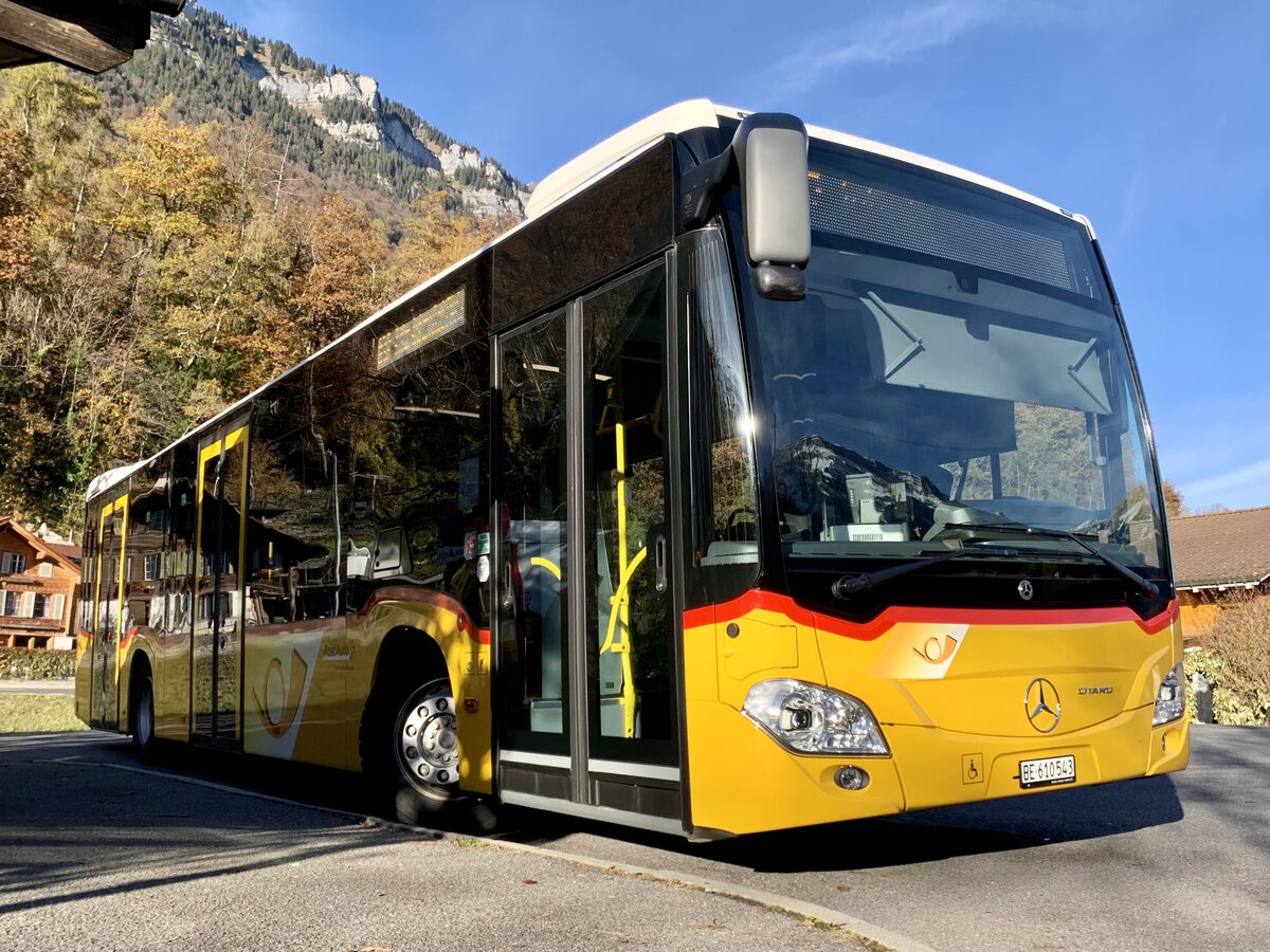 MB C2 hybrid '11687'  BE 610 543  von PostAuto Interlaken am 7.11.21 bei der Endhaltestelle Ringgenberr, Säge.