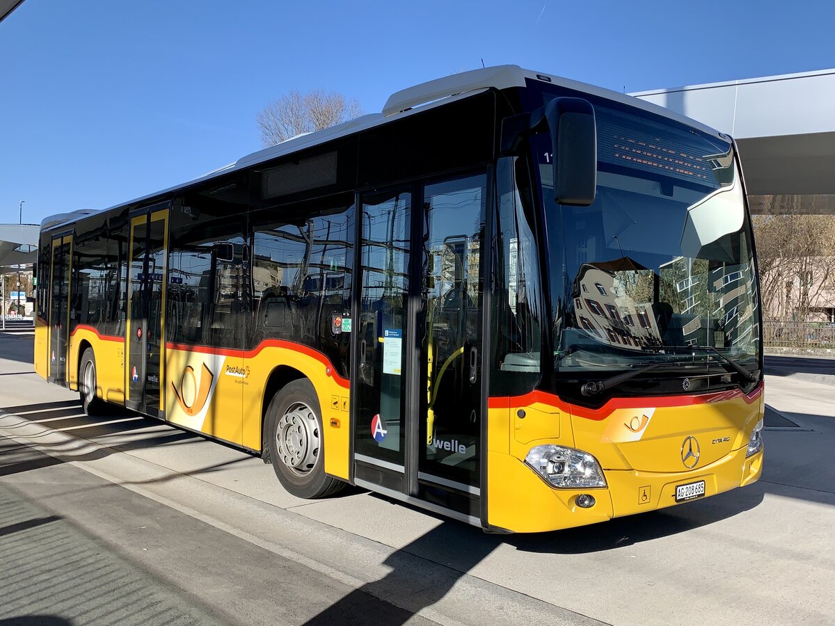 MB C2 hybrid '11704'  AG 208 685  vom PU Geissmann Bus, Hägglingen am 13.2.22 bei der Abfahrt beim Bahnhof Wohlen.