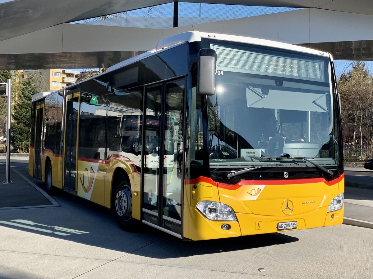 MB C2 hybrid '11704' des PU Geissmann Bus, Hägglingen am 13.2.22 bei der Abfahrt beim Bahnhof Wohlen.