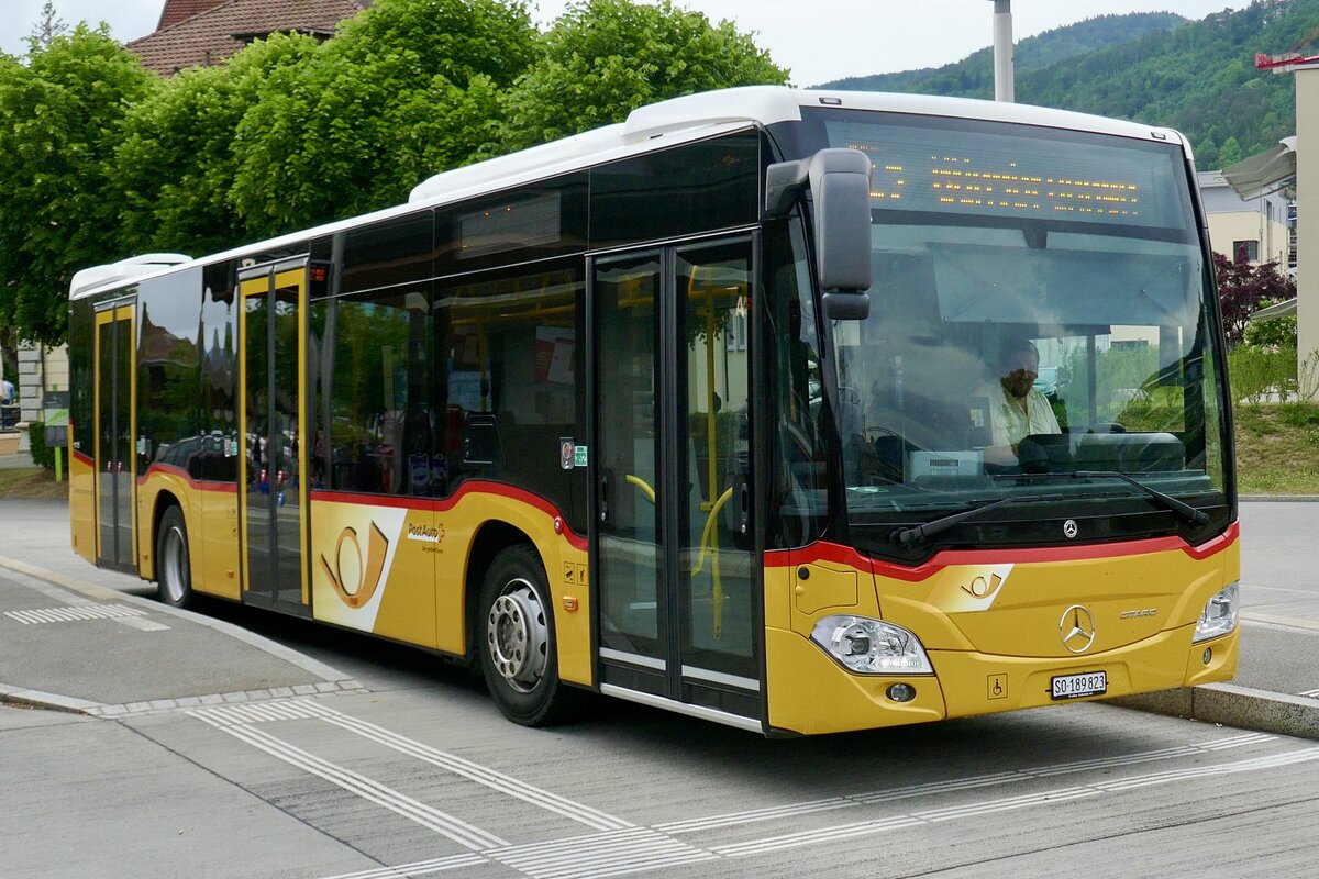MB C2 hybrid '11715' der PostAuto Regie Balsthal am 22.5.22 bei der Abfahrt beim Bahnhof Balsthal.