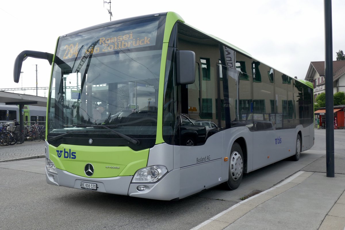 MB C2 hybrid 120 der Busland AG am 13.5.20 beim Bahnhof Langnau.