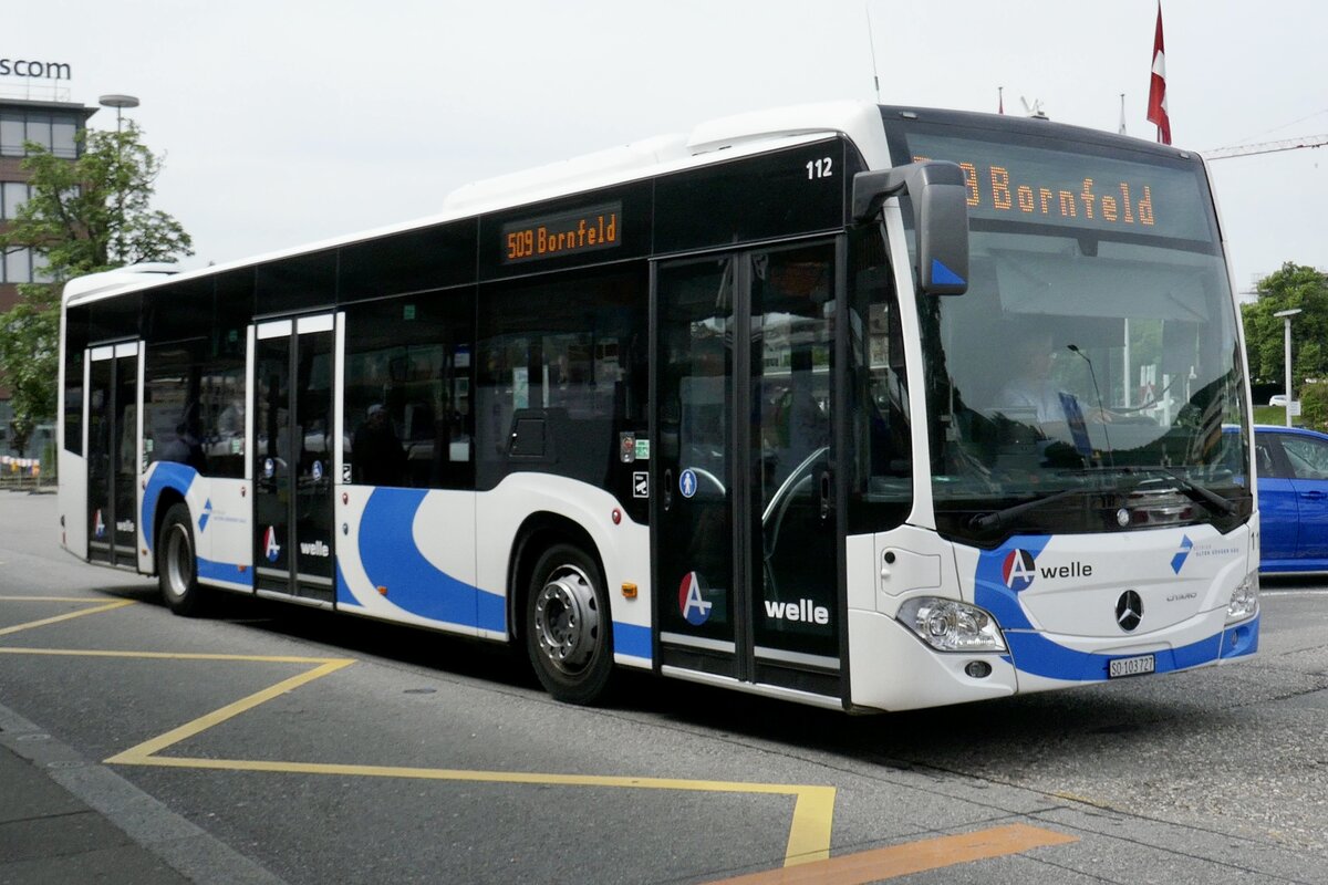MB C2 hybrid Nr. 112 der BOGG am 22.5.22 bei der Abfahrt beim Bahnhof Olten.