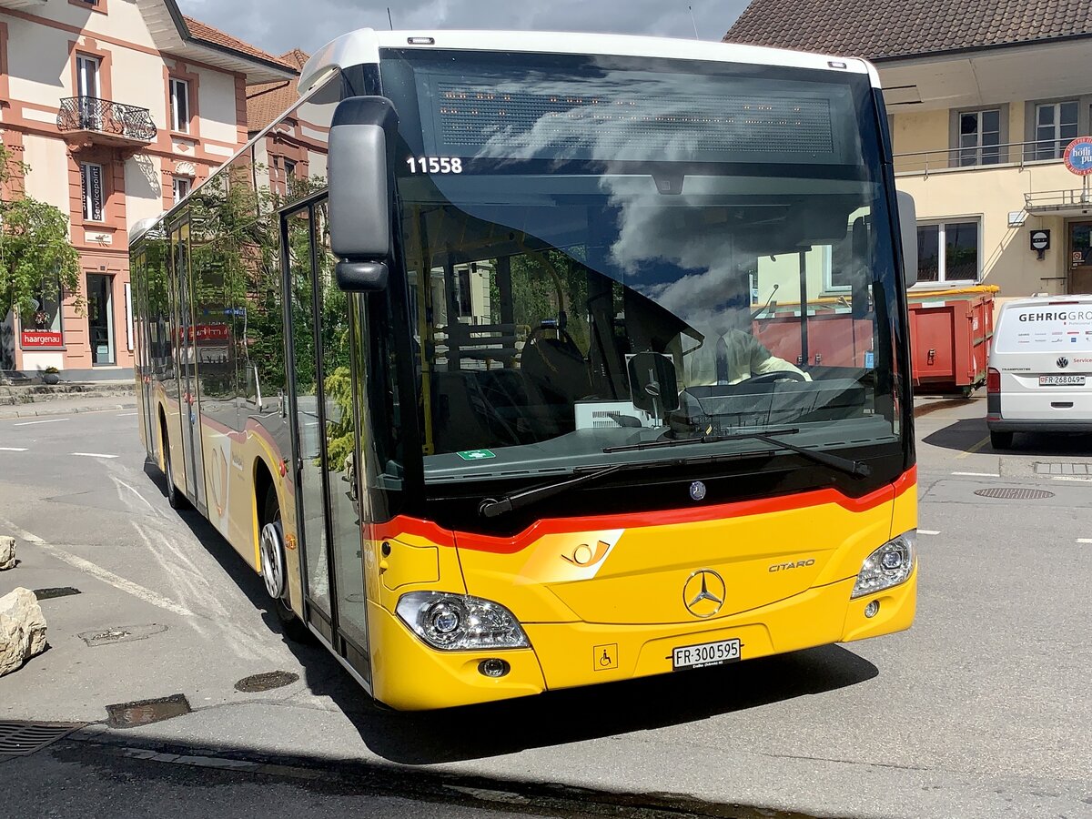 MB C2 hybrid  Nr 118 '11558'  FR 300 595  vom PU Wielandbus AG, Murten am 17.5.21 bei der Ankunft beim Bahnhof Kerzers.