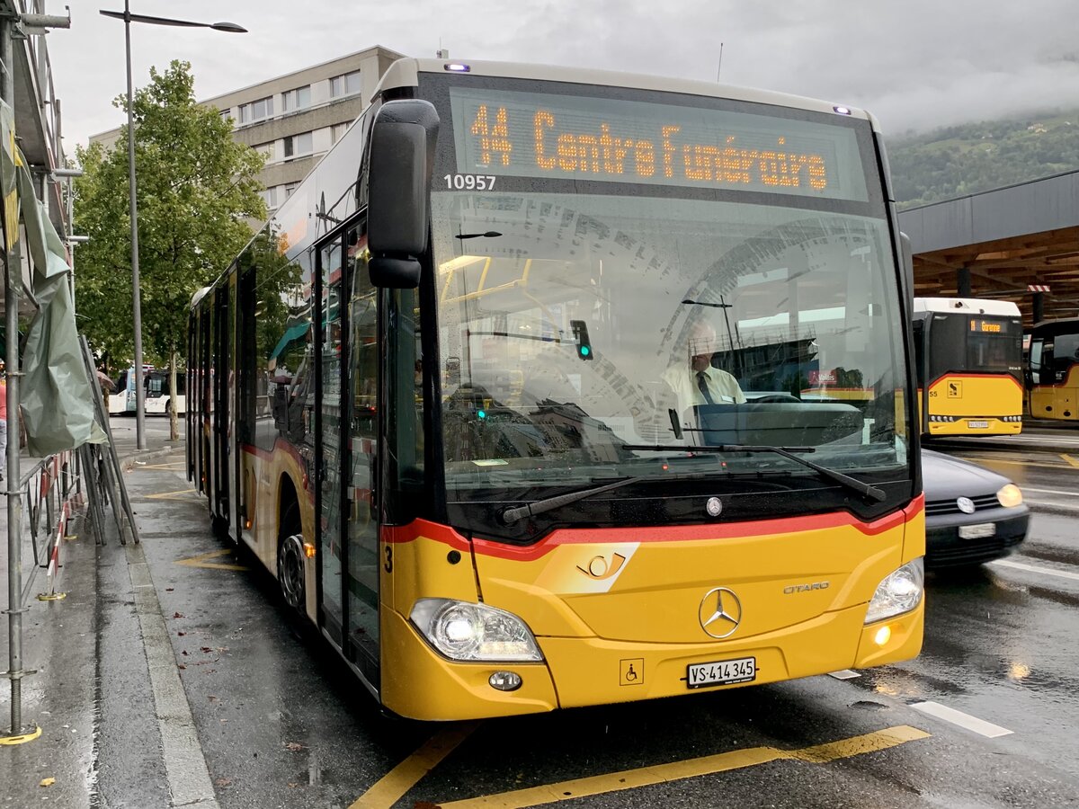 MB C2 hybrid Nr. 3 '10957'  VS 414 345  der PostAuto Regie Sion am 20.9.21 beim Bahnhof Sitten.