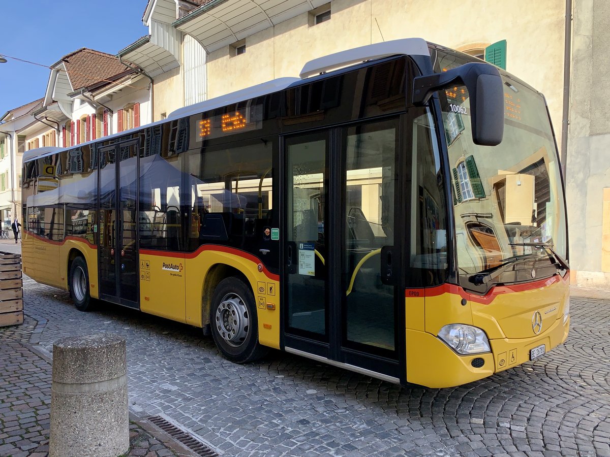 MB C2 K '10062' vom PU Funicar AG, Biel (Eurobus, Erlach) am 29.3.21 nach der Abfahrt bei der Haltestelle Stedtli, Erlach.