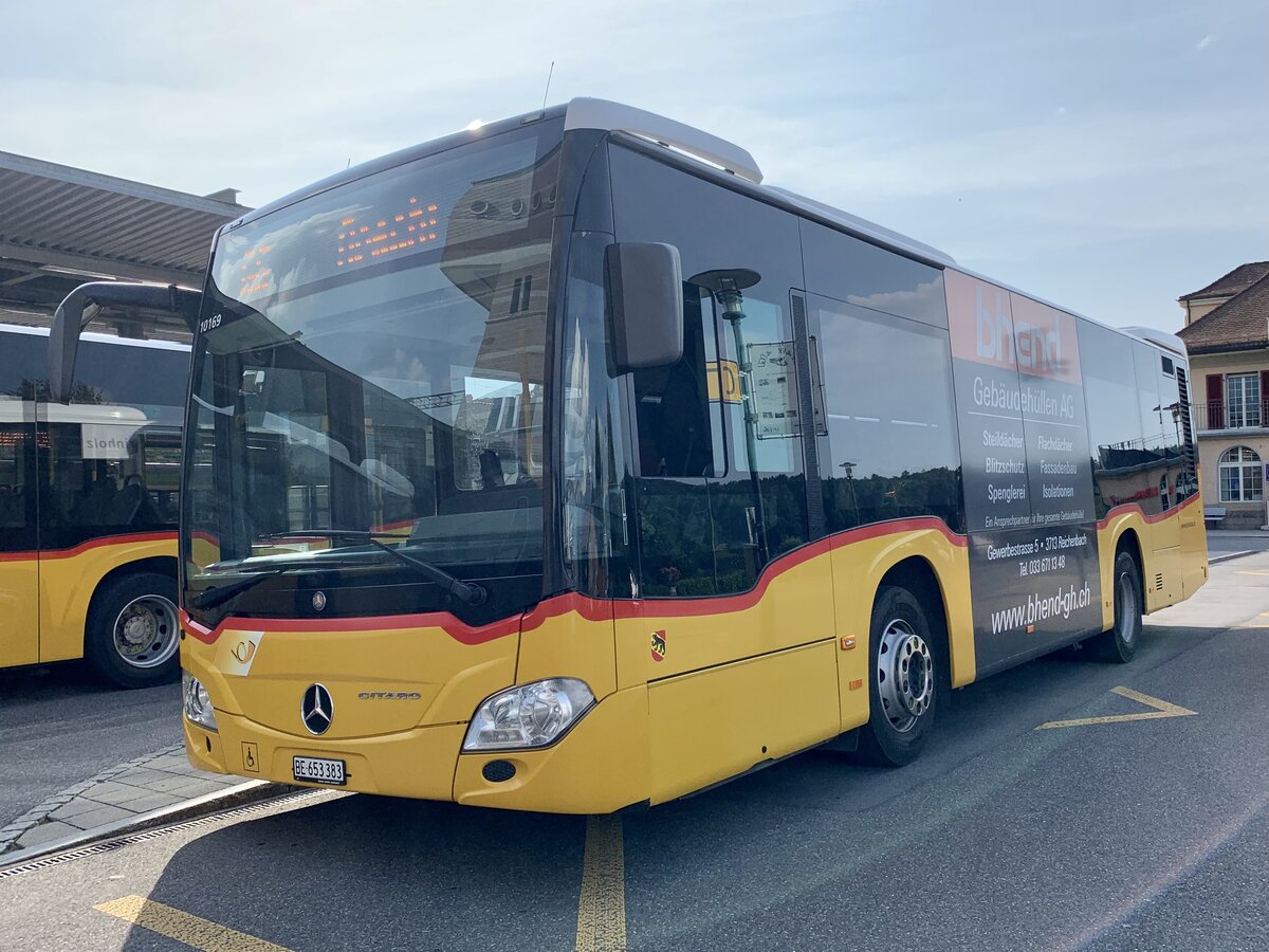 MB C2 K '10169' von PostAuto Regie Aeschi am 21.7.21 beim Bahnhof Spiez.