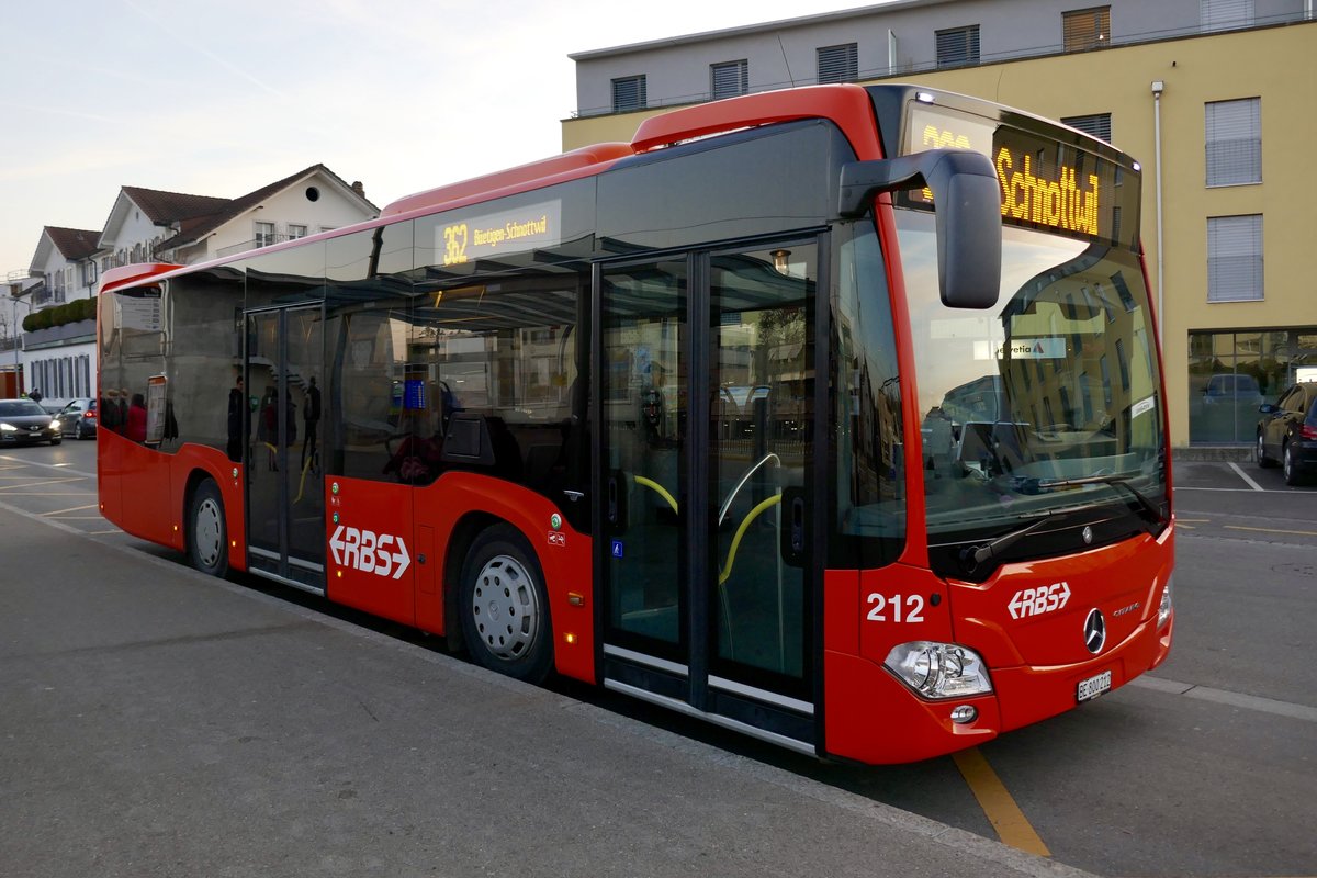 MB C2 K 212 der RBS der am 18.2.19 beim Bahnhof Lyss wartet.