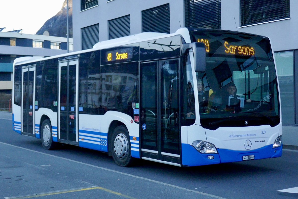 MB C2 K 333 von Bus Sarganserland Werdenberg am 16.2.19 bei der Einfahrt auf den Bahnhof Sargans.