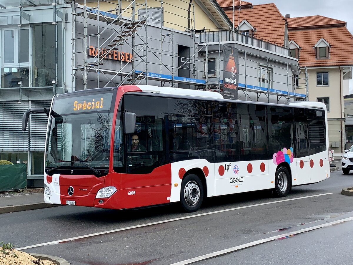 MB C2 K 6003 der TPF am 31.3.22 nach der Abfahrt beim Bahnhof Düdingen.