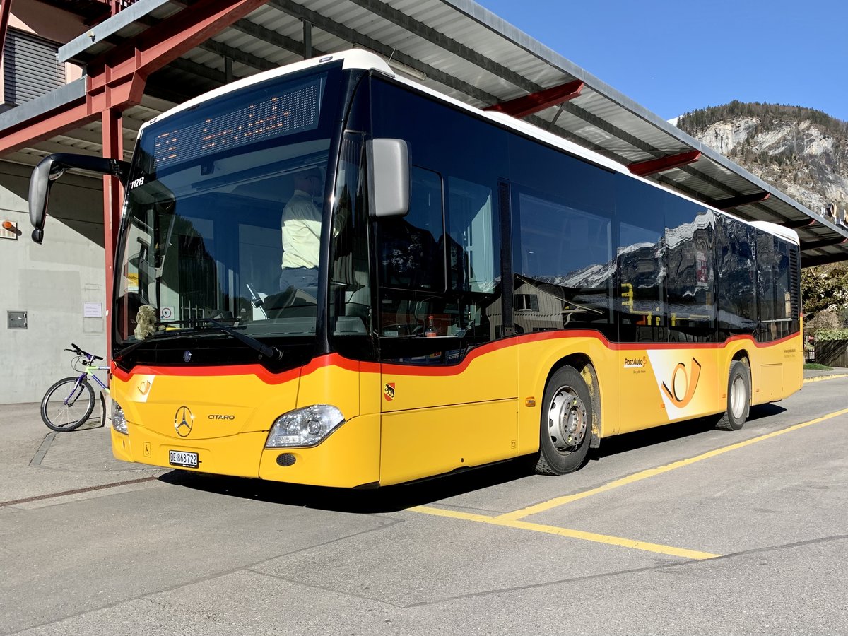 MB C2 K hybrid '11213' vom PU Flück Reisen, Brienz der am 8.4.21 beim Bahnhof Meiringen steht.