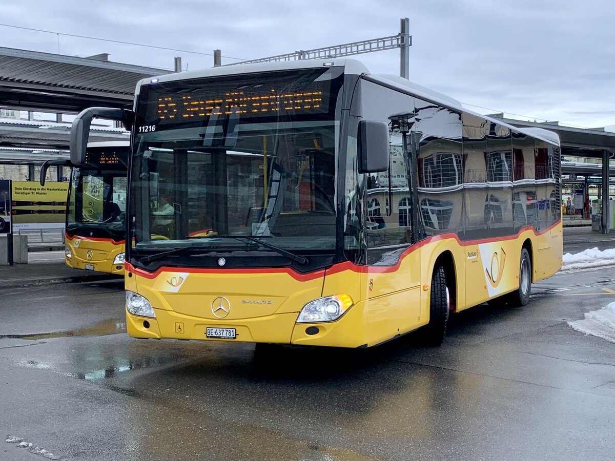 MB C2 K hybrid '11216'  BE 637 781  PostAuto Regie Aeschi am 12.12.21 bei der Abfahrt beim Bahnhof Spiez.