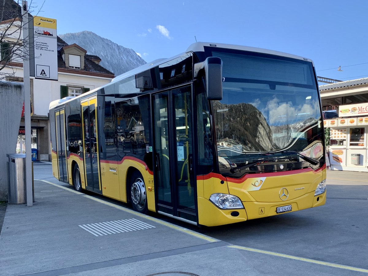 MB C2 K hybrid  11217  PostAuto Interlaken am 8.1.21 auf dem Bahnhofplatz Interlaken West.