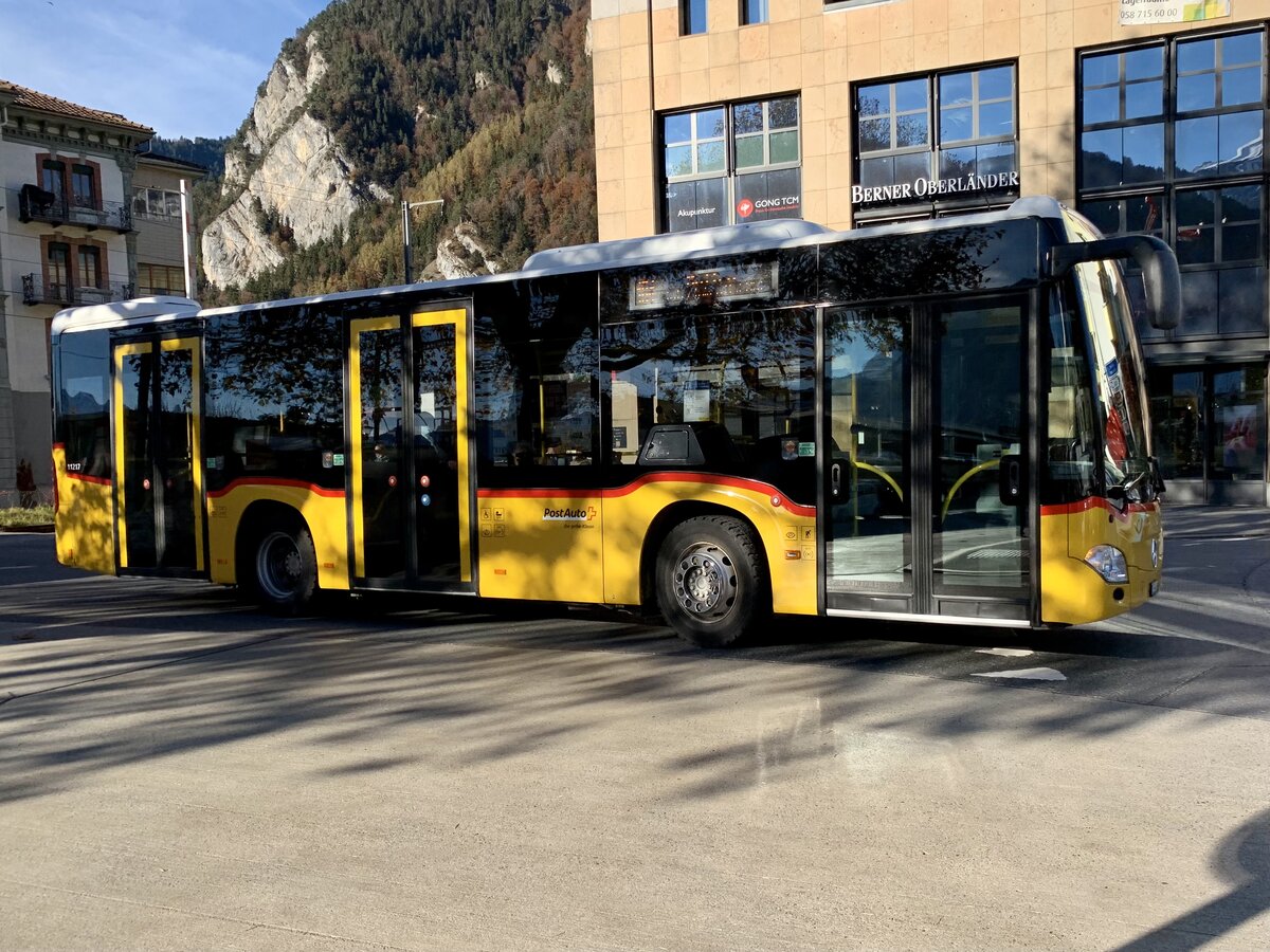 MB C2 K hybrid '11217'  BE 534 630  der PostAuto Regie Interlaken am 7.11.21 bei der Ankunft beim Bahnhof Interlaken West.