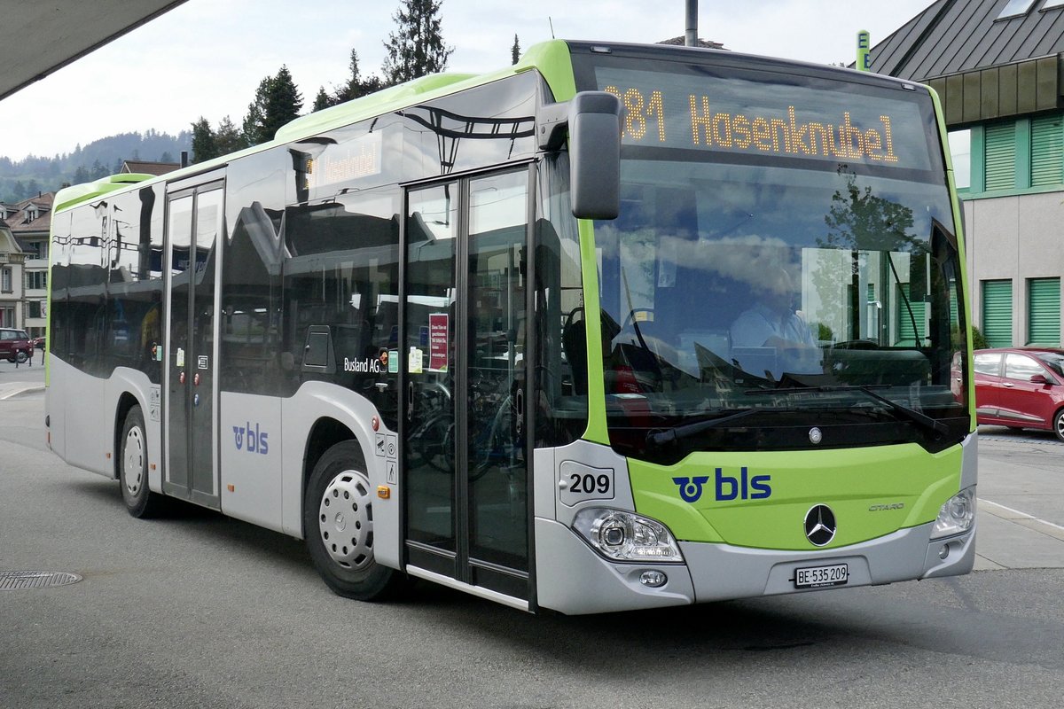 MB C2 K hybrid 209 der Busland AG am 13.5.20 bei der Abfahrt in Langnau.