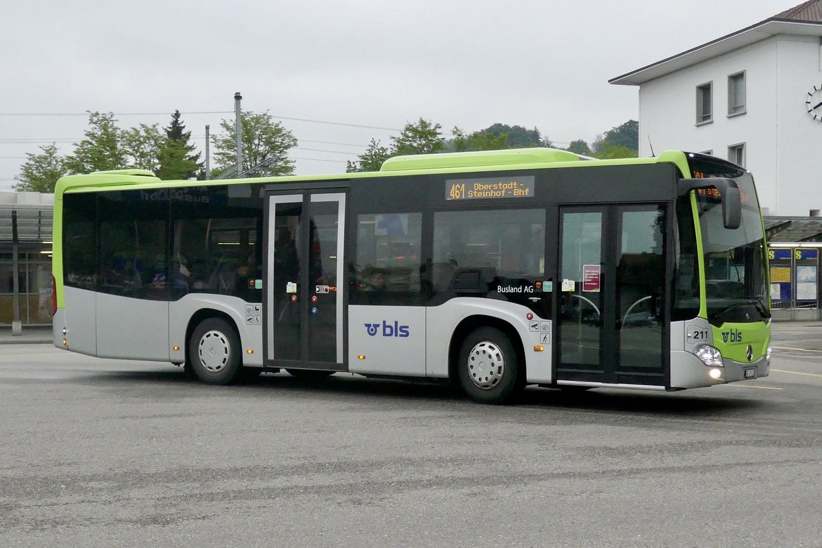 MB C2 k hybrid 211 am 13.5.20 bei der Abfahrt vom Bahnhofplatz in Burgdorf.