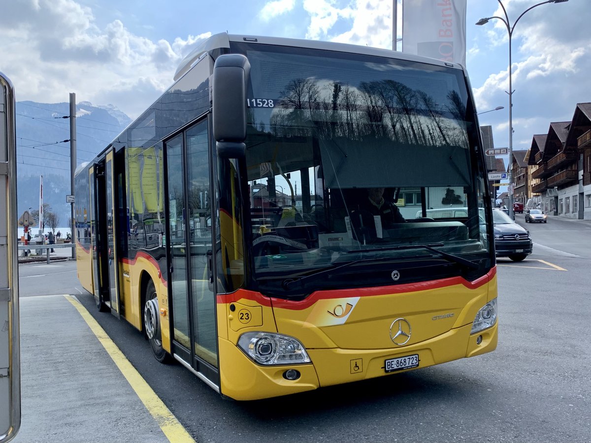 MB C2 K hybrid 23 '11528'  BE 868 723  vom PU Flück Reisen, Brienz am 15.4.21 beim Bahnhof Brienz.