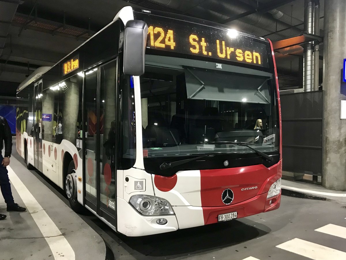 MB C2 LE Nr. 1011 der TPF am 23.10.18 im Bahnhof in Fribourg.