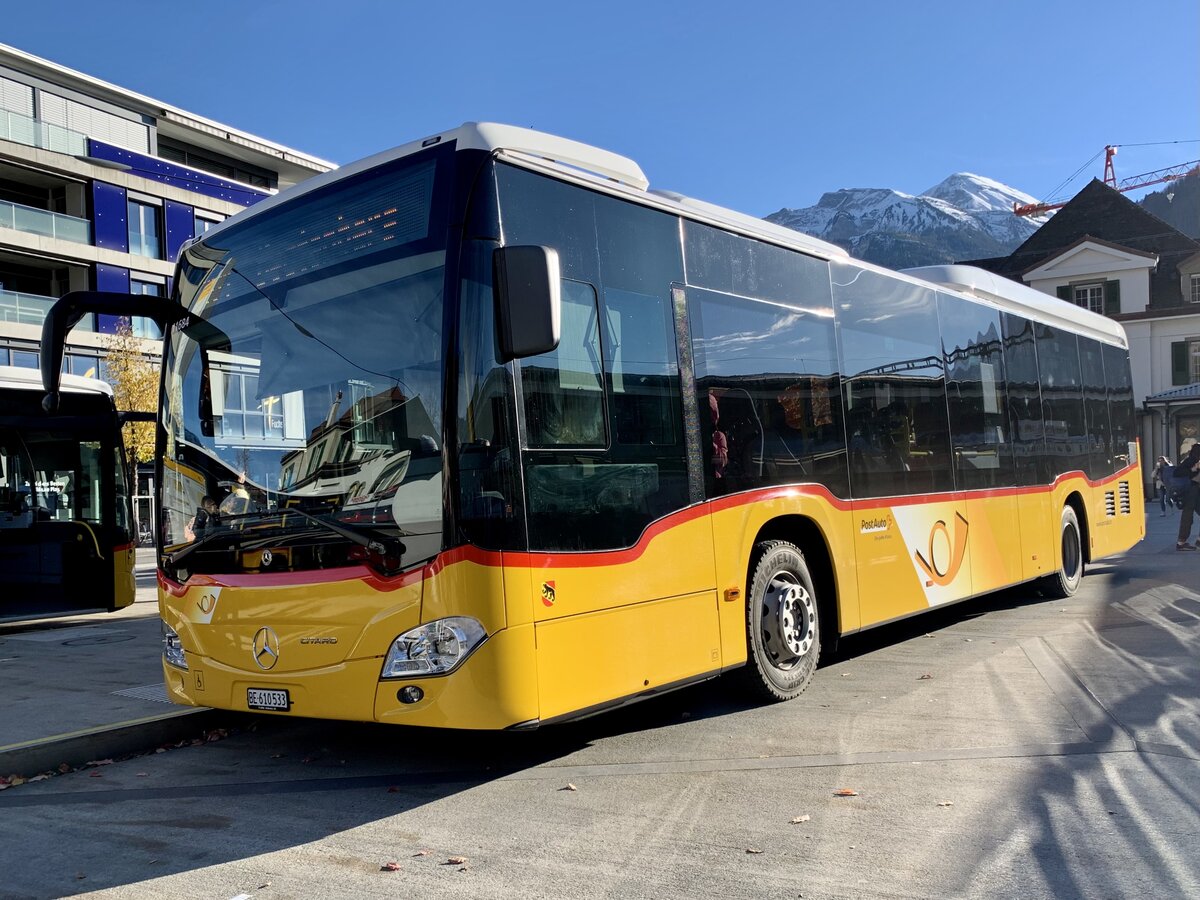 MB C2 LE Ü '11684' der PostAuto Regie Interlaken am 7.11.21 beim Bahnhof Interlaken West.