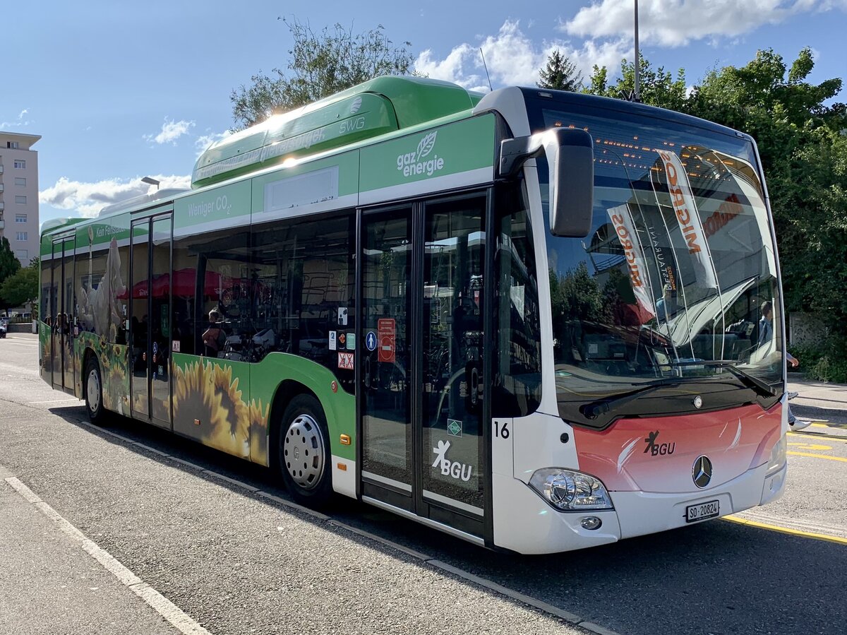 MB C2 NGT Nr. 16 der BGU mit Erdgas Vollwerbung am 16.8.21 beim Bahnhof Grenchen Süd.