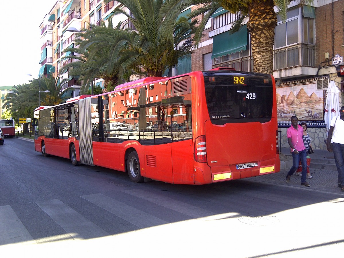 MB Citaro G C2 Euro5, Wagen 429, Granada (Spanien), 23.07.2014.
Haltestelle Cruz del Sur, mit Umsteigmoeglichkeit zur LAC.
Linie SN2, ehemalige Linie 10.

