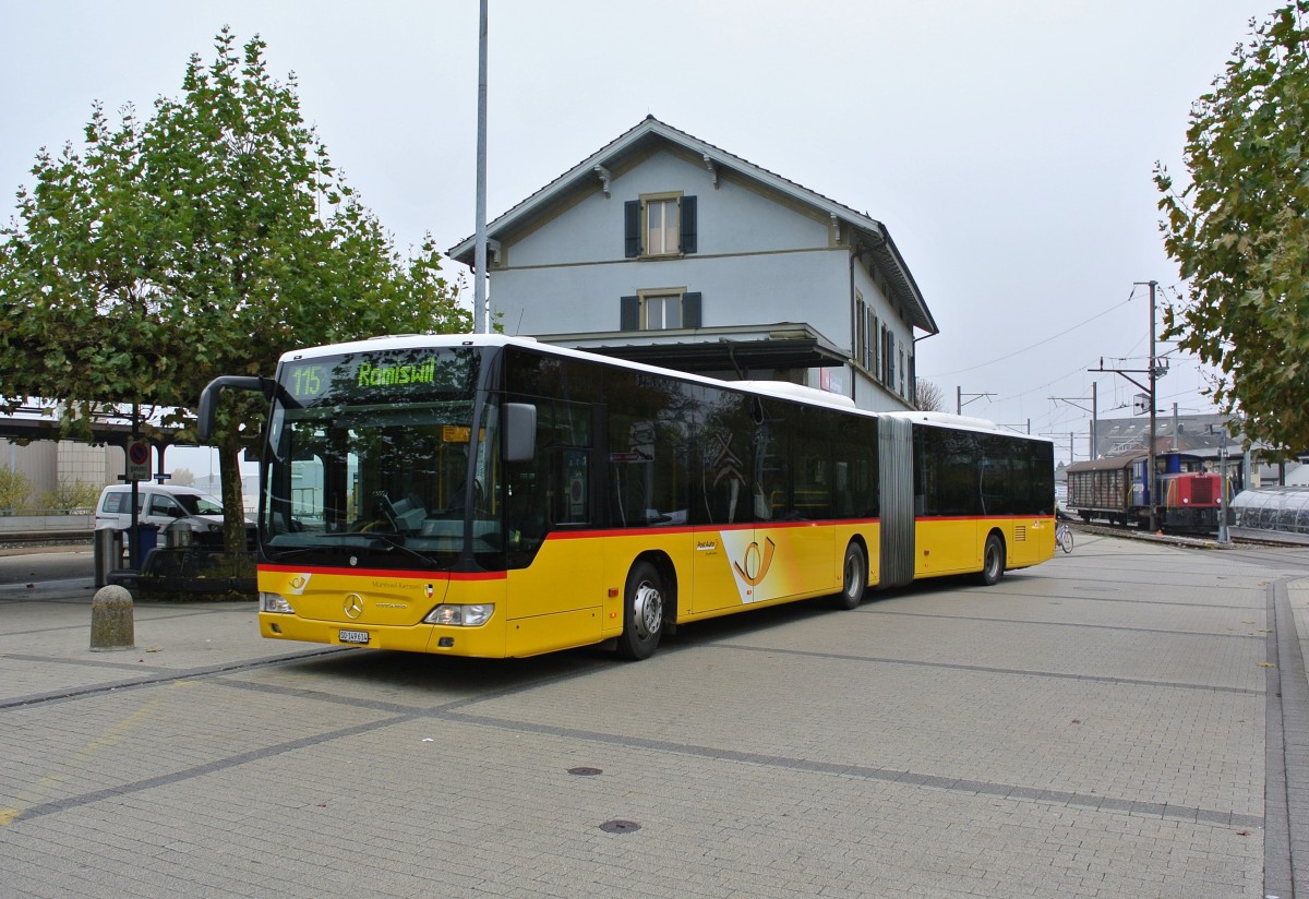 MB Citaro II G von Postauto beim Bahnhof Oensingen, 18.11.2013.