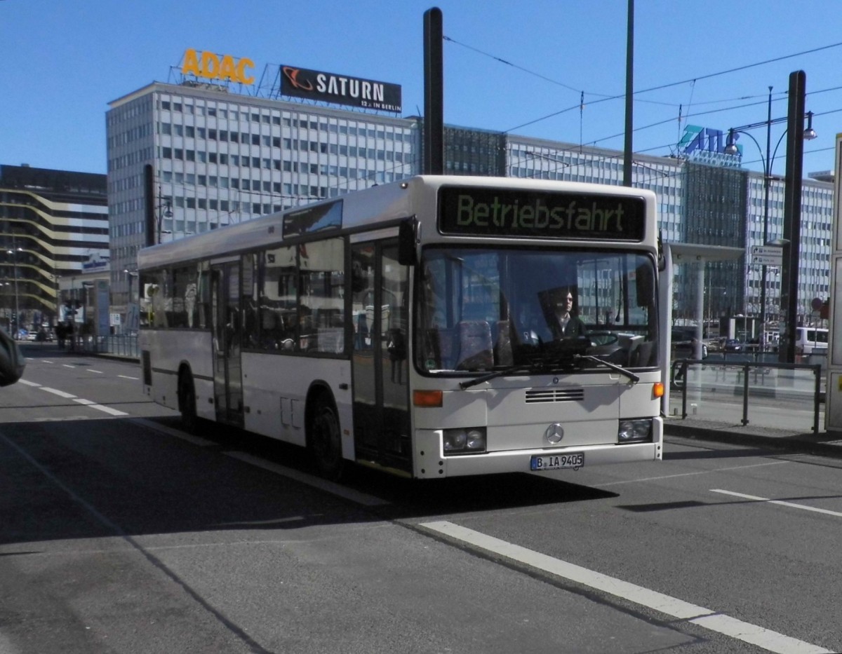 MB O 405 N2 der Firma G.L.O. (ex Hamburger Hochbahn) in Berlin, Alexanderplatz am 4.4.15