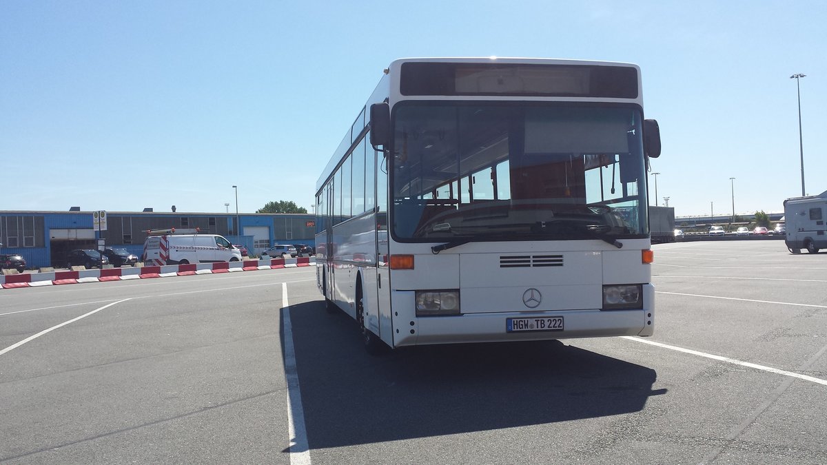 MB O 407 der Uecker-Randow Busgesellschaft Ueckermünde abgestellt am Fährterminal Rostock-Seehafen / 26.07.2018